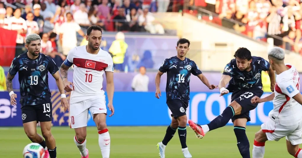 Matías Galarza comemorando o gol com a camisa da seleção do Paraguai durante a partida
