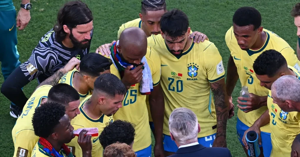 Jogadores no intervalo de hidratação em partida internacional