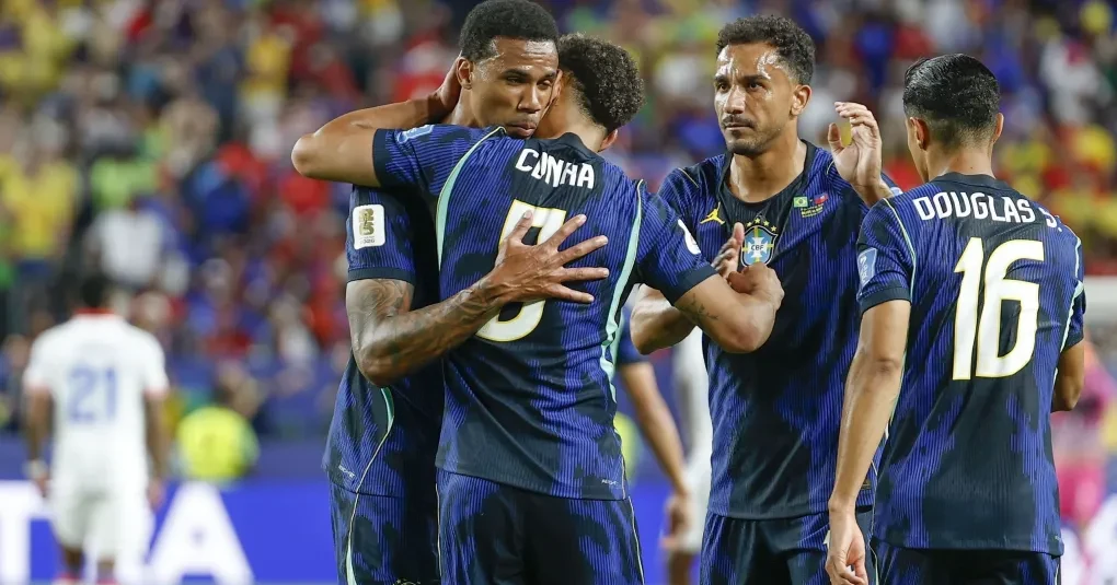 Torcida reunida em bar assistindo a partida da seleção