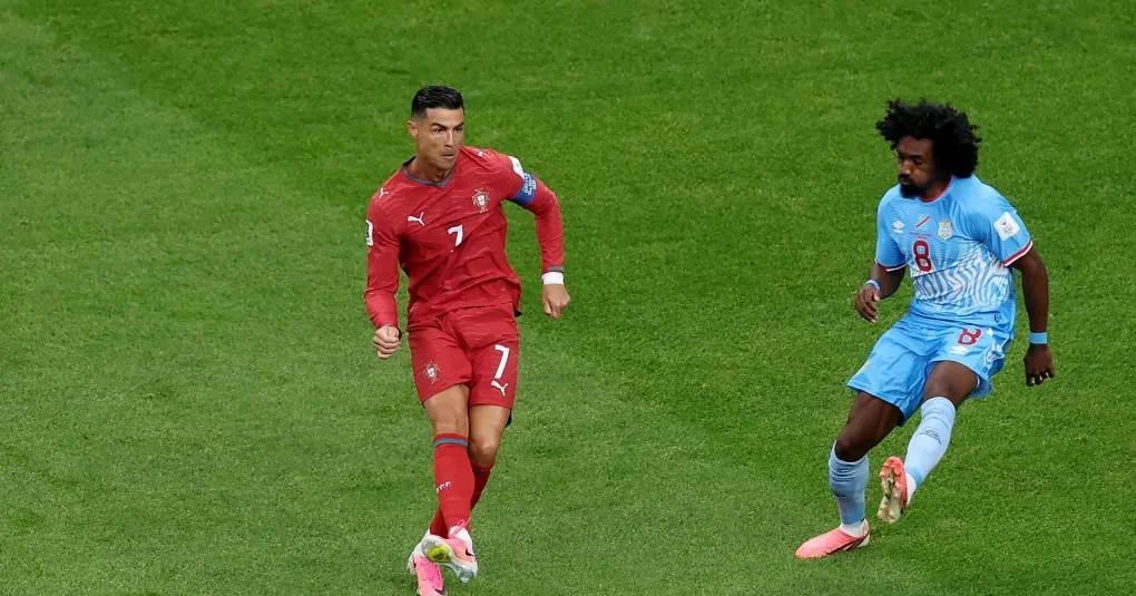 Jogadores de Portugal e RD Congo disputando bola no NRG Stadium, Houston