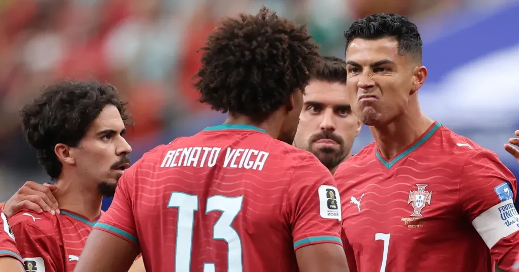 Jogadores de Portugal comemoram gol no NRG Stadium durante goleada sobre Uzbequistão