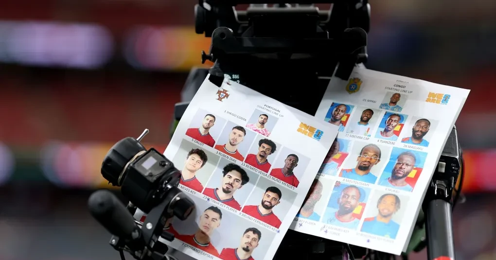 Jogadores das seleções de Portugal e RD Congo alinhados antes do jogo