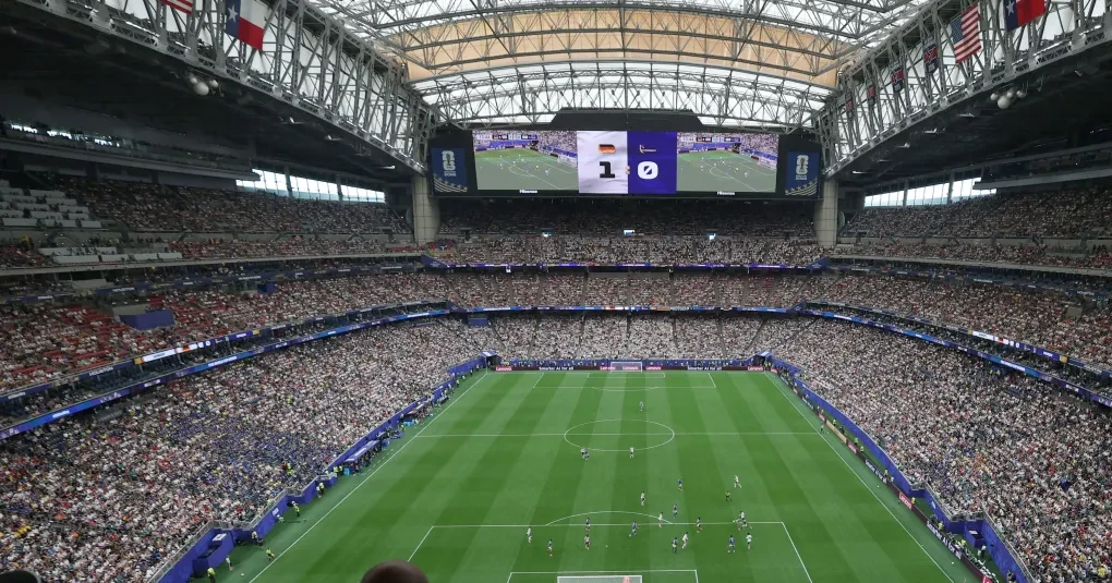 Vista externa do NRG Stadium com a cobertura fechada em Houston