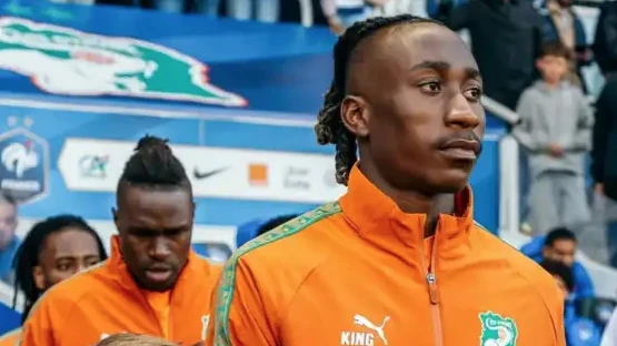 Yan Diomande em ação com a camisa da Costa do Marfim no aquecimento