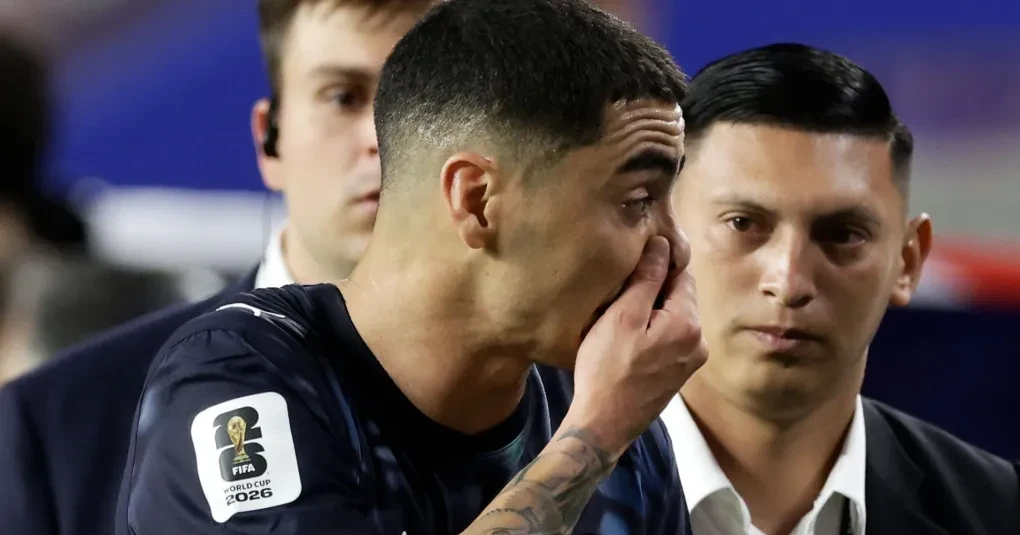 Miguel Almirón discutindo com Mert Müldür antes da revisão do VAR que resultou na expulsão