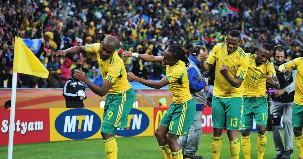 Tshabalala comemorando o gol no Soccer City durante a Copa do Mundo de 2010