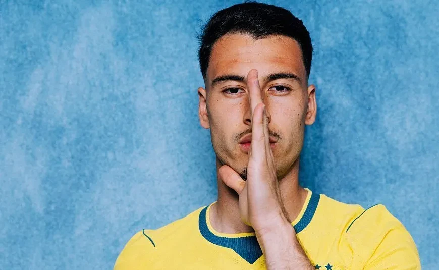 Gabriel Martinelli comemorando gol com a camisa da seleção brasileira