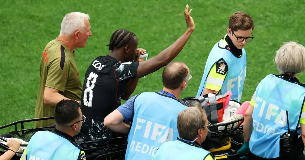 Ismaël Koné sendo atendido no gramado após sofrer a fratura na perna esquerda