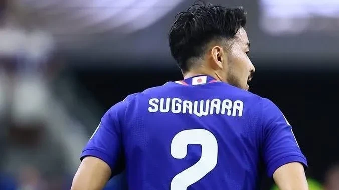Yukinari Sugawara com a camisa da seleção do Japão em ação pela lateral direita
