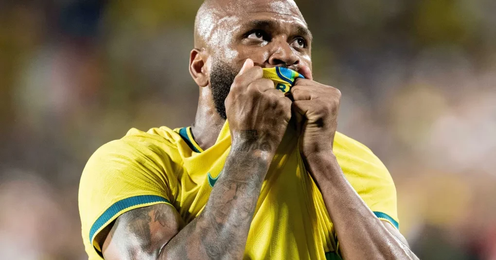Rayan comemorando com a camisa após marcar um gol em partida pelo clube