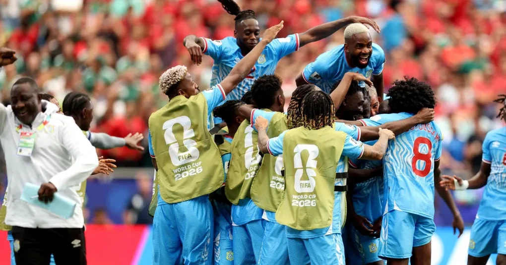 Yoane Wissa comemorando o gol pelo RD Congo durante partida