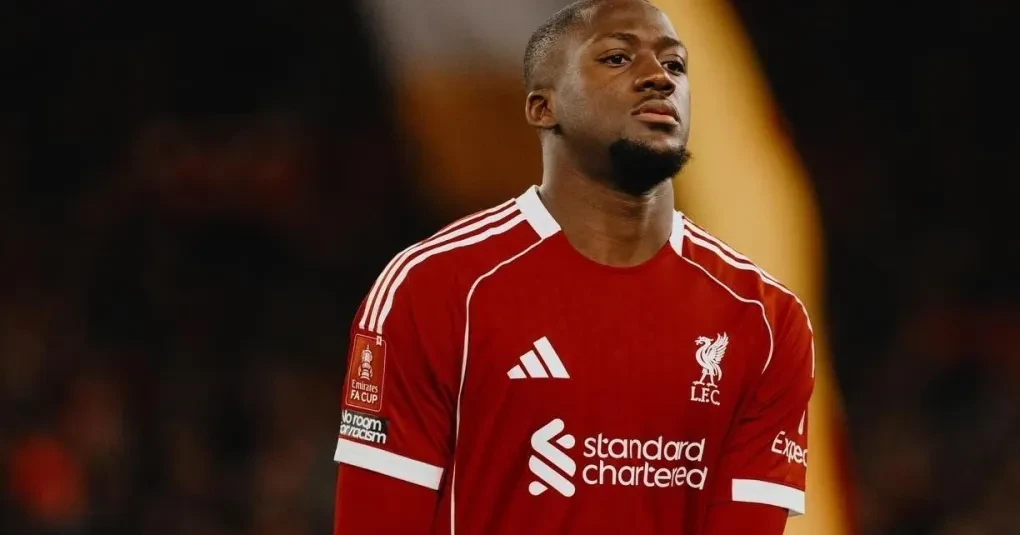 Ibrahima Konaté em campo vestindo a seleção da França durante partida internacional