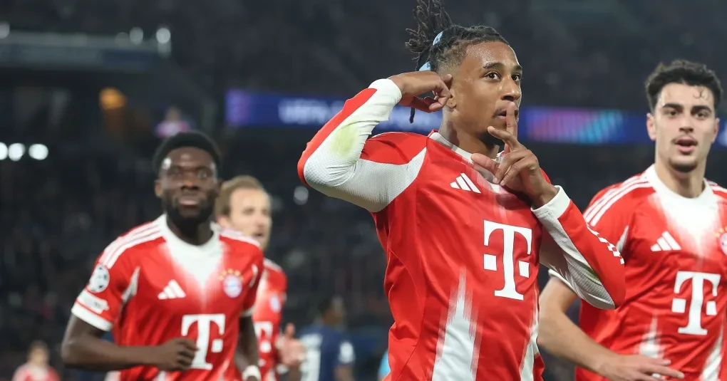 Michael Olise em ação com a camisa do Bayern de Munique na área rival