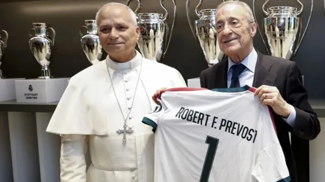 Papa Leão XIV no gramado do Santiago Bernabéu diante de fiéis e autoridades do clube