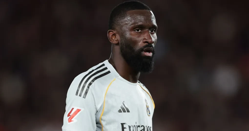 Antonio Rüdiger com a camisa do Real Madrid comemorando no Santiago Bernabéu