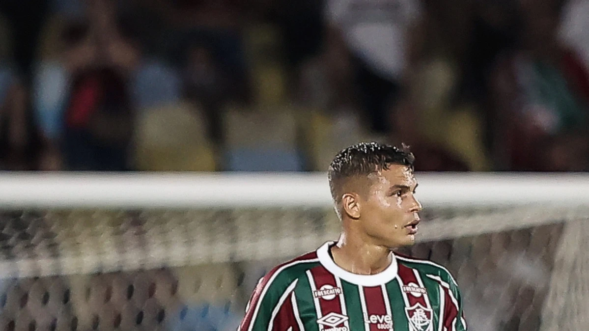 Thiago Silva desembarcando no Rio de Janeiro com mala e camisa do Fluminense