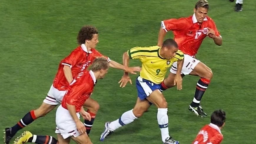 Torcida com bandeiras do Brasil e da Noruega no estádio