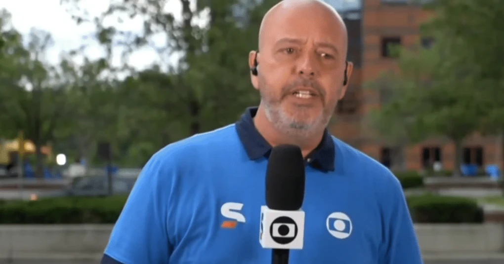 Alex Escobar durante entrada ao vivo no estúdio de televisão