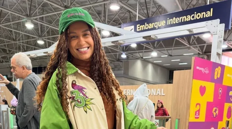 Repórter Karine Alves no aeroporto durante chegada aos Estados Unidos para a cobertura da Copa do Mundo 2026