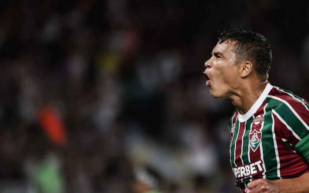 Thiago Silva vibrando após gol que classificou o Fluminense