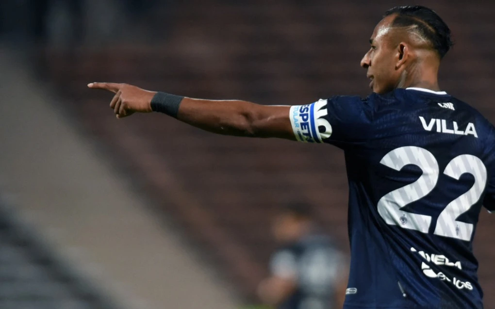 Sebastian Villa em ação vestindo a camisa do Independiente Rivadavia durante partida