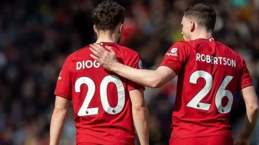 Andy Robertson segurando a carta recebida, expressão emocionada