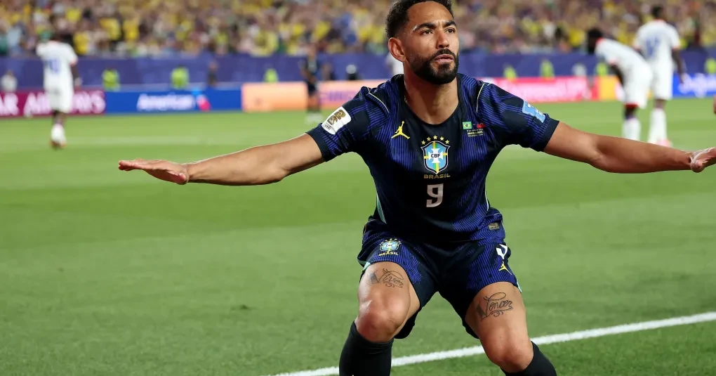 Matheus Cunha comemorando gol vestindo a camisa da Seleção Brasileira na Filadélfia