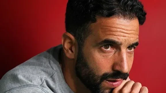Rúben Amorim em terno durante apresentação como novo técnico do AC Milan