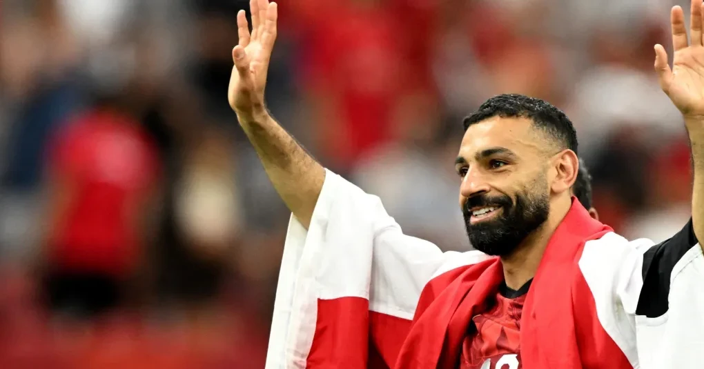 Mohamed Salah comemorando com a camisa do Egito no gramado