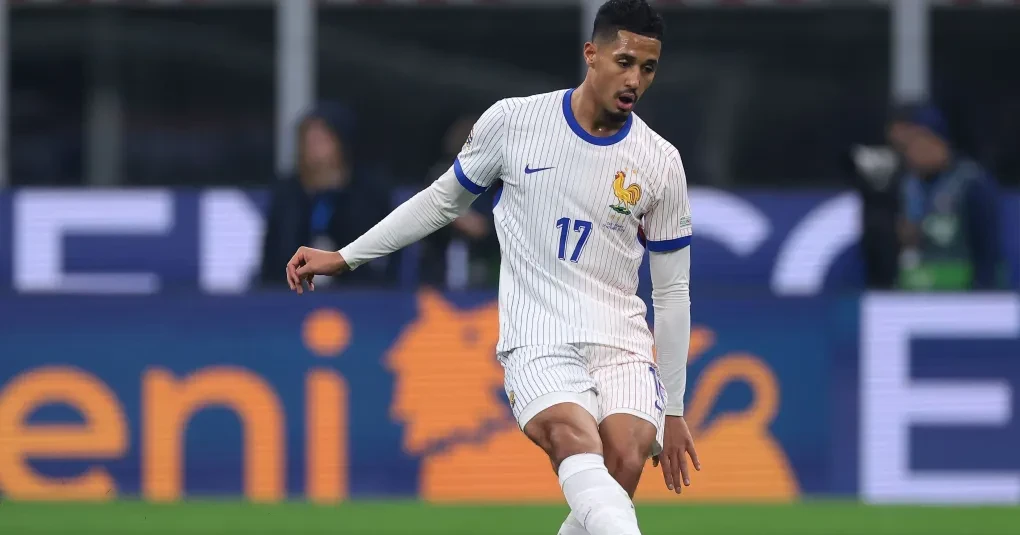 William Saliba com a camisa do Arsenal em treino antes da Copa do Mundo