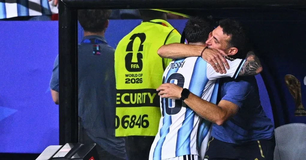 Lionel Messi emocionado no banco de reservas após partida da Argentina
