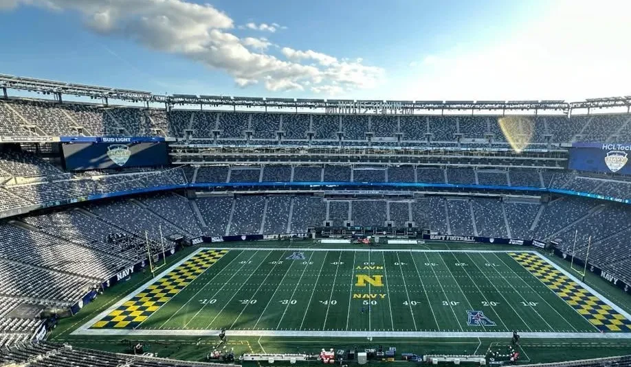 Visão externa do MetLife Stadium em East Rutherford com torcedores e bandeiras