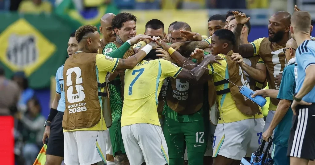 Jogadores da Seleção Brasileira comemorando vitória em partida da Copa do Mundo