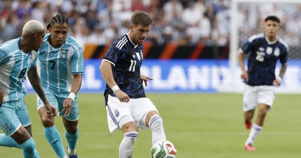 Jogadores argentinos comemorando gol no Kyle Field, Texas
