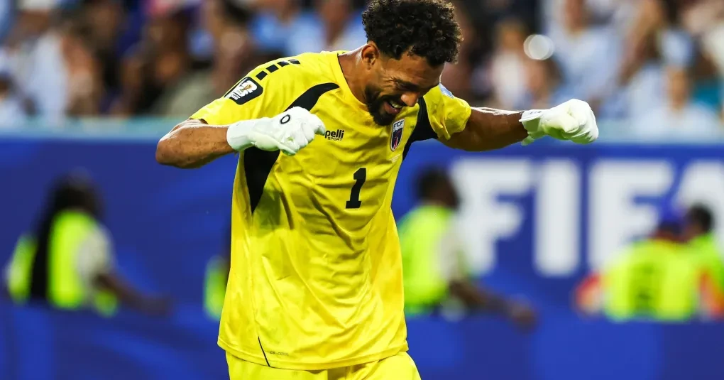 Jogadores de Uruguai e Cabo Verde disputando bola no Hard Rock Stadium em Miami