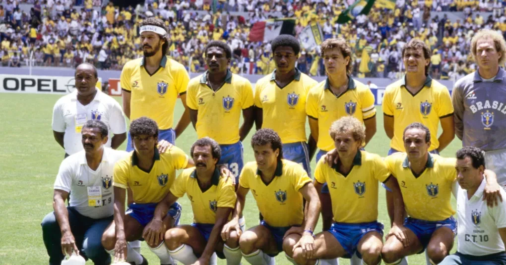 Camisa amarela do Brasil de 1986 com punhos verdes e calção azul