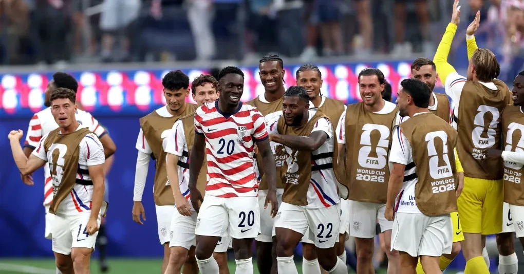 Torcida e jogadores dos Estados Unidos celebrando gol no Lumen Field em Seattle