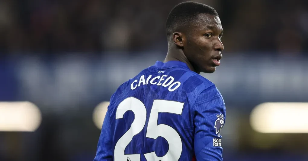 Moisés Caicedo em ação com a camisa da seleção do Equador, disputando a bola