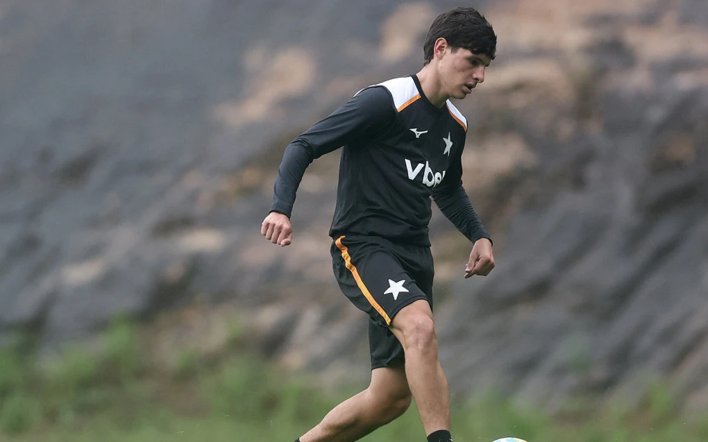 Montoro treinando com a camisa do Botafogo no campo do CT