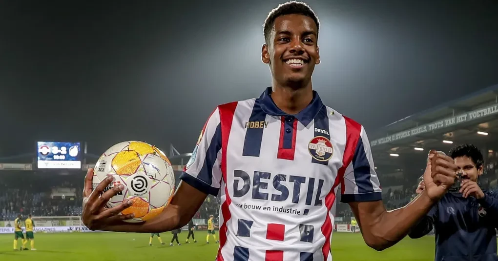 Alexander Isak em ação pelo ataque, concentrado com a bola nos pés