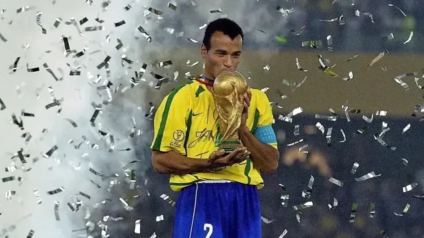 Taça da Copa do Mundo sobre pedestal em exposição