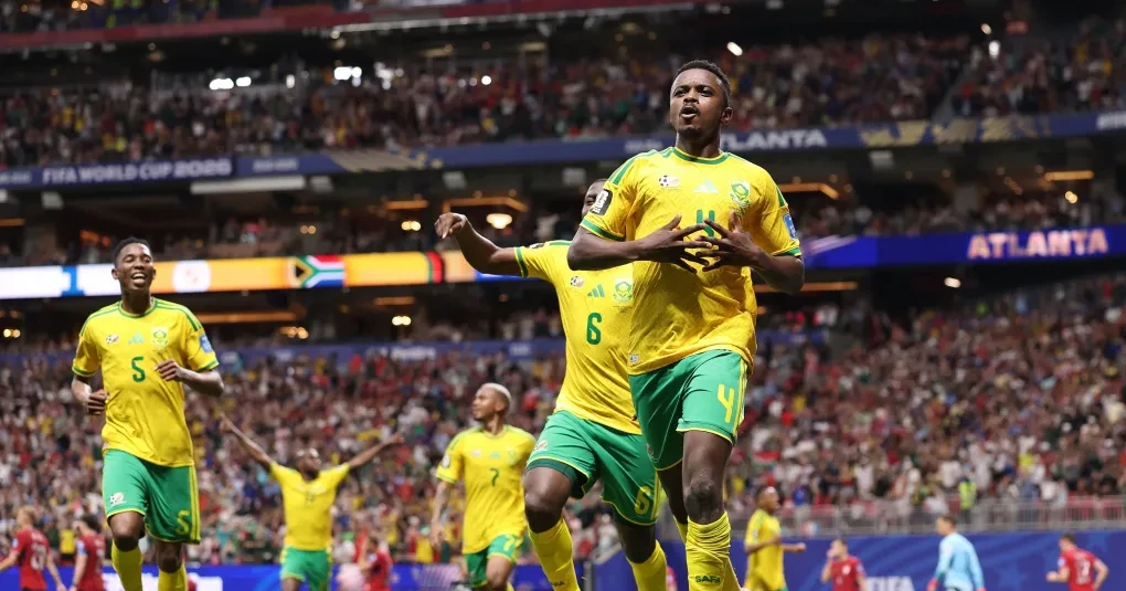 Jogadores em disputa e torcida no Mercedes-Benz Stadium durante Tchéquia x África do Sul