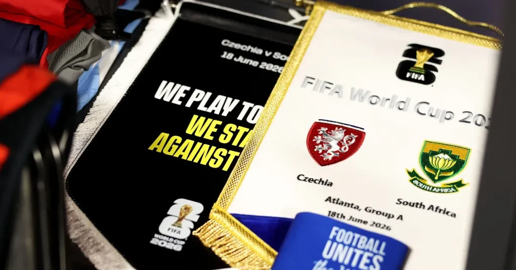 Capitães em campo trocando flâmulas antes de partida da Copa do Mundo