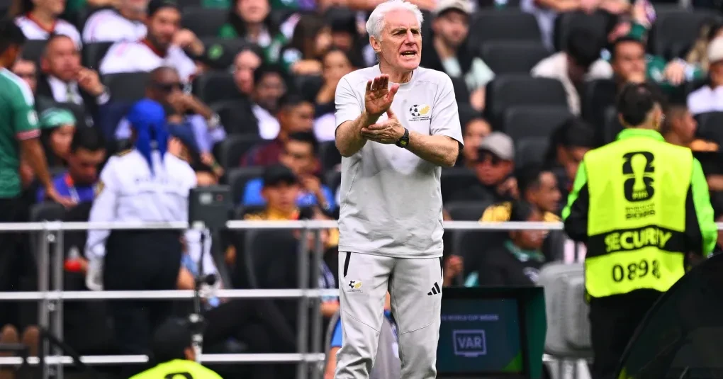Jogadores do México comemoram gol no Estádio Azteca contra a África do Sul