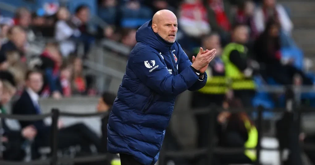 Ståle Solbakken falando durante treino da seleção da Noruega