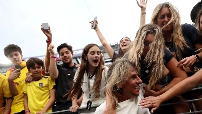 Sebastián Beccacece comemorando no banco de reservas durante jogo no MetLife Stadium