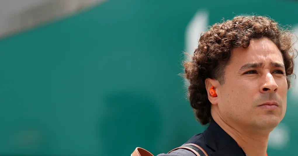 Guillermo Ochoa em ação com a camisa do AEL Limassol, olhando para o campo