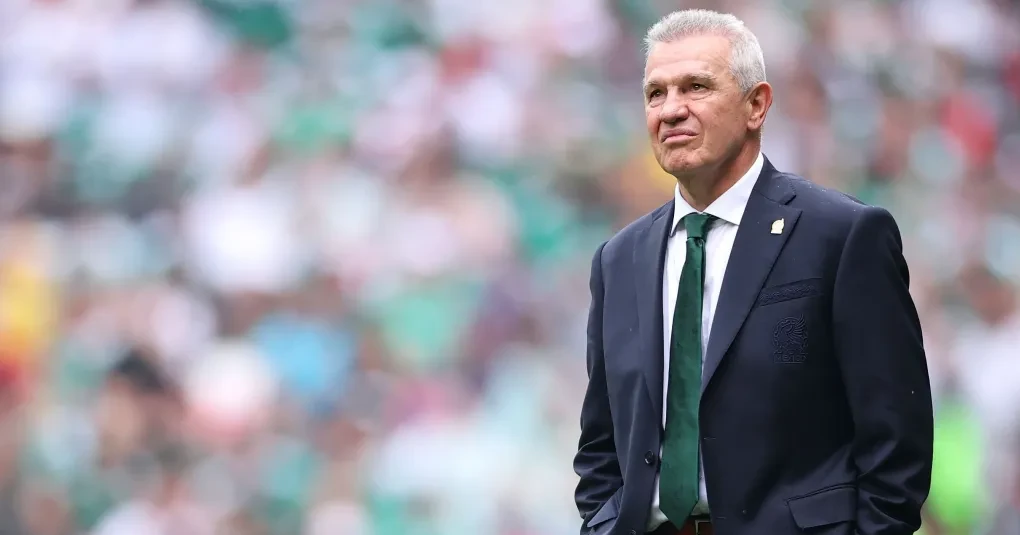 Javier Aguirre no banco de reservas do Estádio Azteca durante a partida