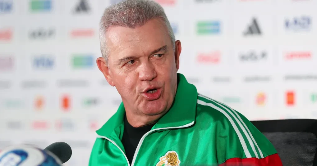 Javier Aguirre em coletiva, sem fone de tradução, com expressão de confusão