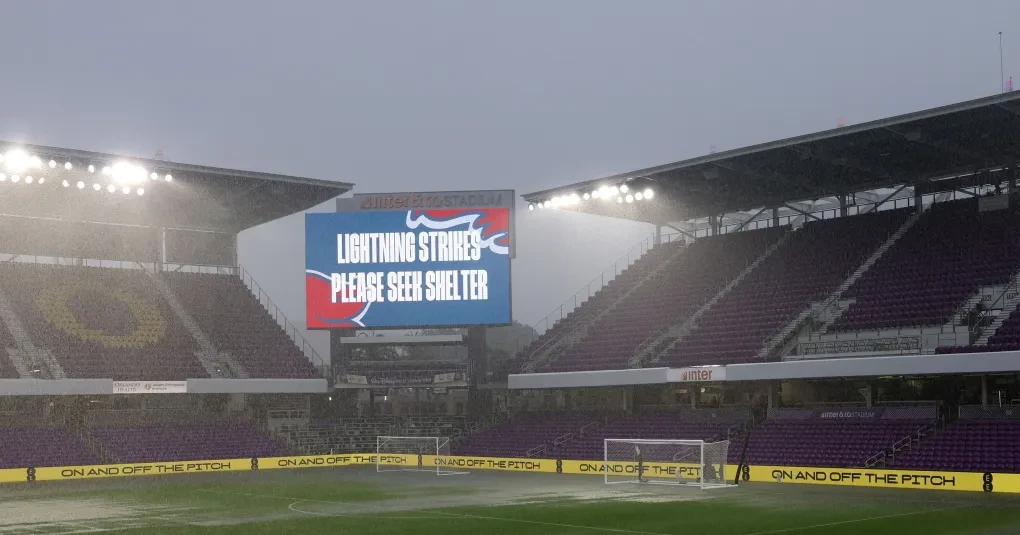 Torcida abrigada na chuva antes do amistoso em Orlando